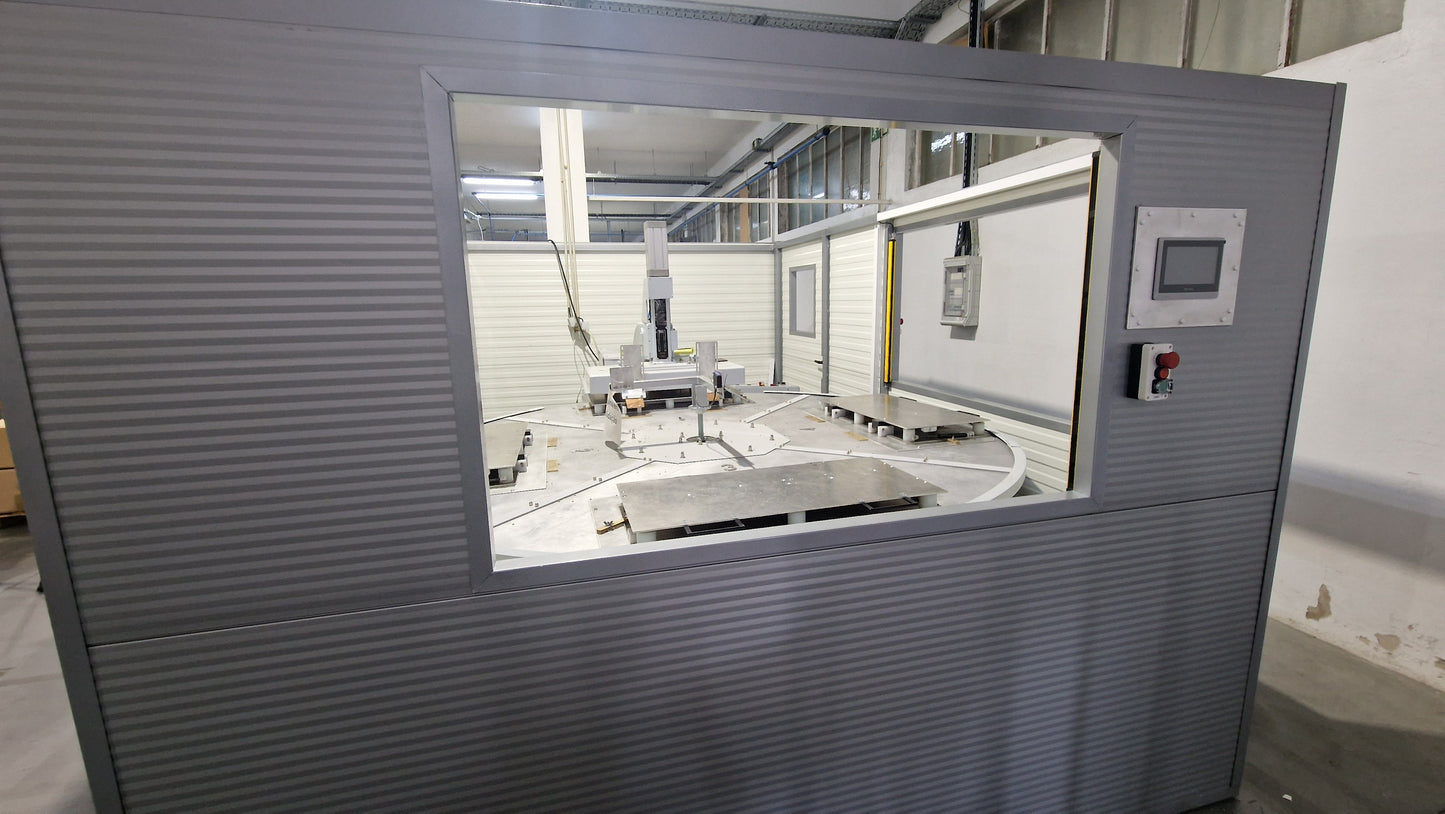 Maquina de alta frequencia rotativa com cabine de segurança.