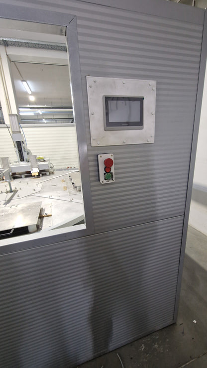 Maquina de alta frequencia rotativa com cabine de segurança.