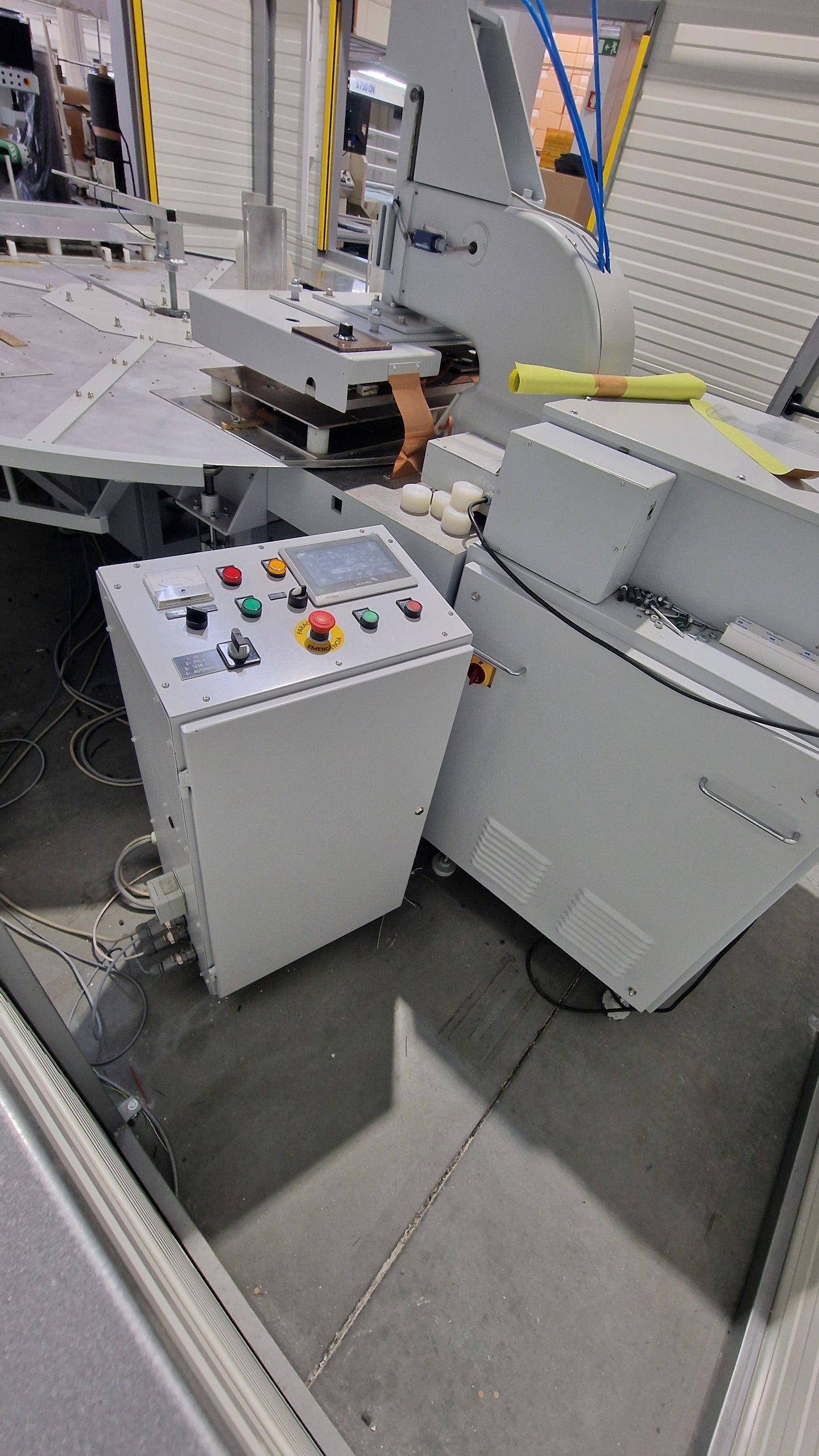 Maquina de alta frequencia rotativa com cabine de segurança.