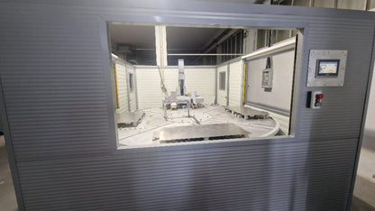 Maquina de alta frequencia rotativa com cabine de segurança.